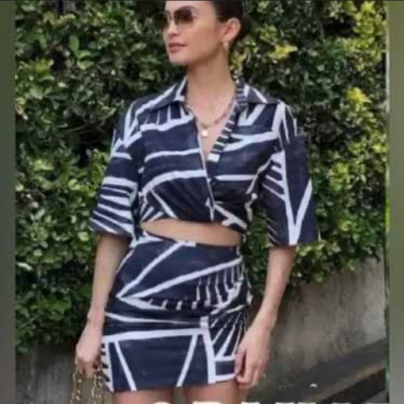 ZARA Cropped Sexy Short Sleeve Geometric Print Ivory Gray Summer Top Size Medium - Picture 11 of 11